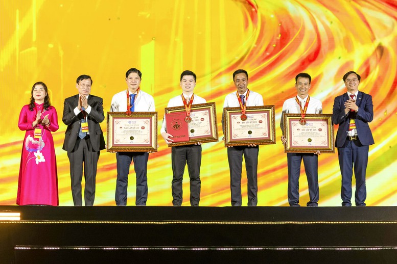  Kỷ lục được trao cho 2 hạng mục đặc biệt của TP Thiên niên kỷ T&T City Millennia, bao gồm: Tuyến phố đi bộ Millennia Journey và Dòng sông Ánh sáng