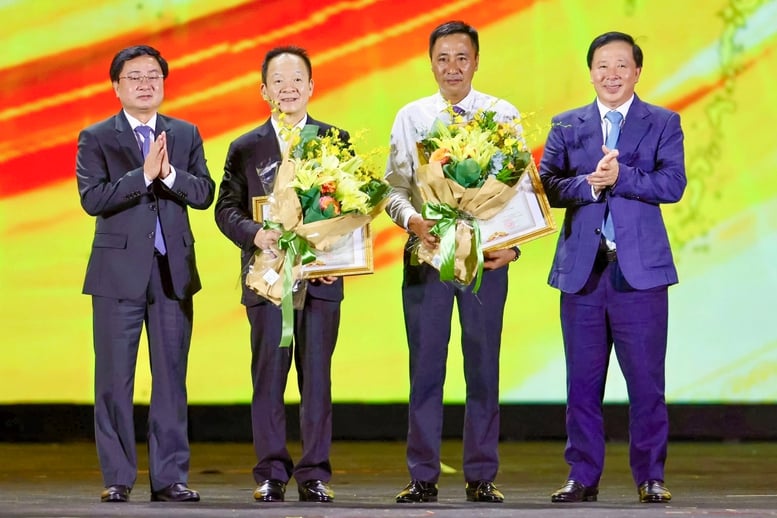  Chủ tịch Ủy ban nhân dân tỉnh Tây Ninh đã trao tặng bằng khen cho Tập đoàn T&T và cá nhân doanh nhân Đỗ Quang Hiển, Nhà sáng lập, Chủ tịch điều hành Tập đoàn T&T Group vì những đóng góp tích cực cho sự phát triển kinh tế xã hội của địa phương