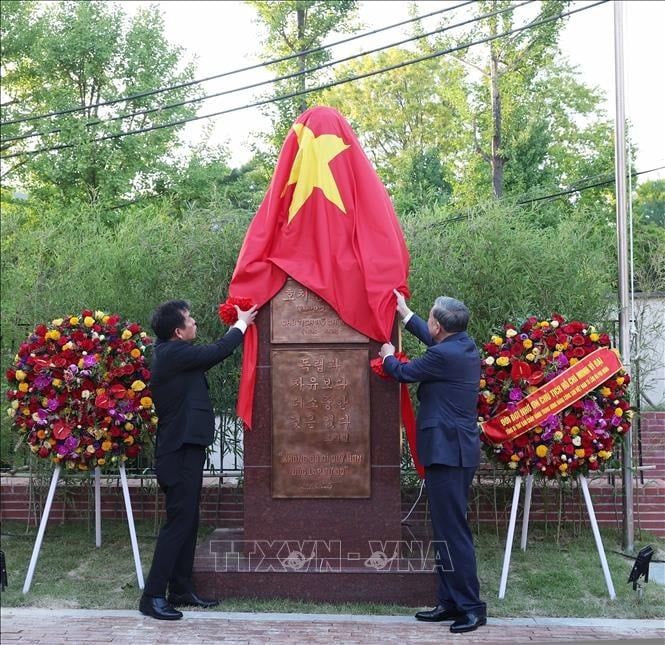  Tổng Bí thư Tô Lâm thực hiện nghi thức khánh thành tượng đài Chủ tịch Hồ Chí Minh tại Đại sứ quán Việt Nam - Ảnh: TTXVN