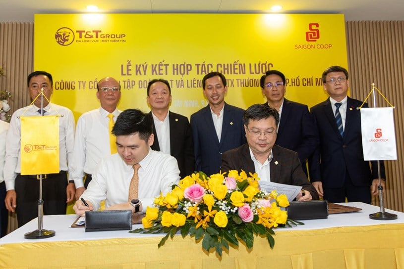  Ông Đỗ Vinh Quang, Phó Chủ tịch HĐQT T&T Group và ông Phạm Trung Kiên, Uỷ viên HĐQT, Phụ trách Ban Tổng giám đốc Saigon Co.op kí kết hợp tác chiến lược