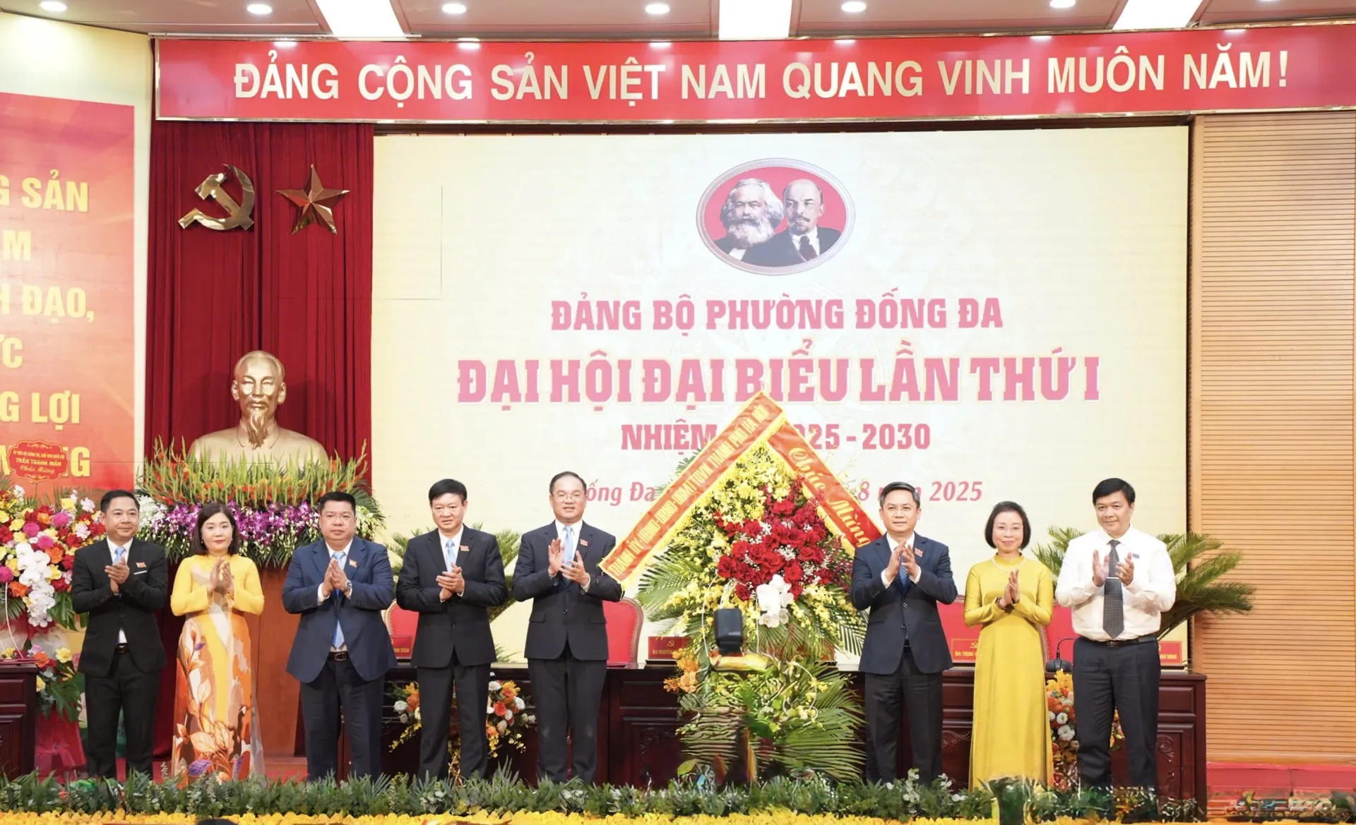 Trưởng ban Tổ chức Thành ủy Hà Minh Hải tặng hoa chúc mừng Đại hội.