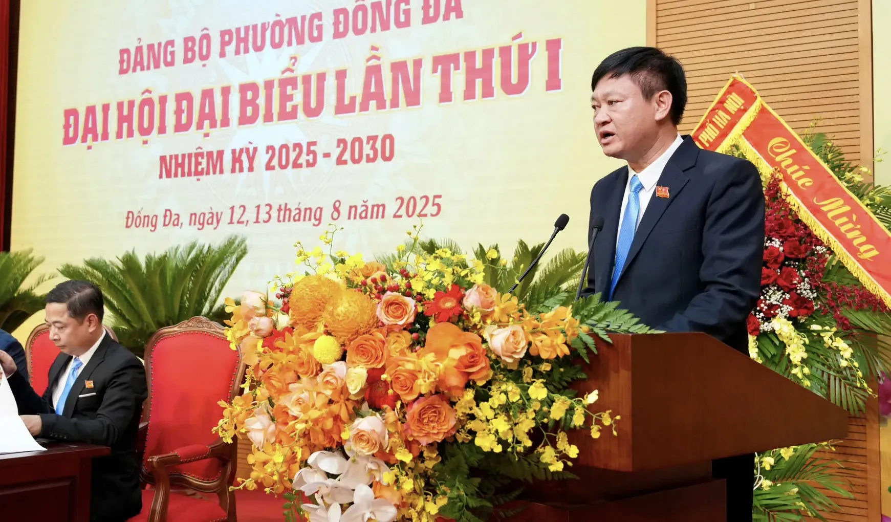 Phó Bí thư Thường trực Đảng ủy phường Đống Đa Đinh Nguyên Mạnh trình bày báo cáo tóm tắt Dự thảo báo cáo chính trị tại Đại hội.