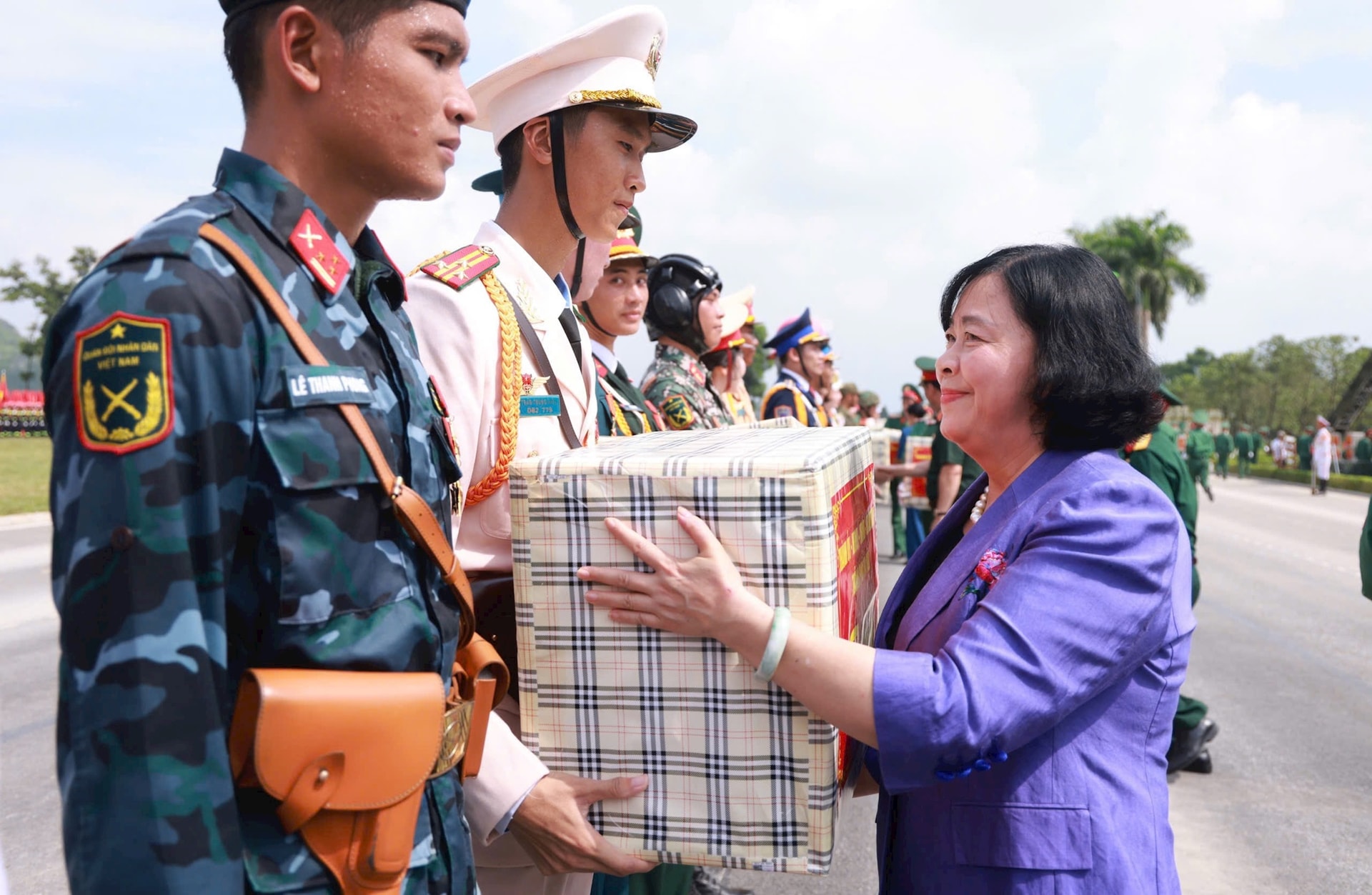 Bí thư Thành ủy Hà Nội Bùi Thị Minh Hoài tặng quà cán bộ, chiến sĩ Quân đội, Công an tập luyện diễu binh, diễu hành A80. Ảnh: Viết Thành