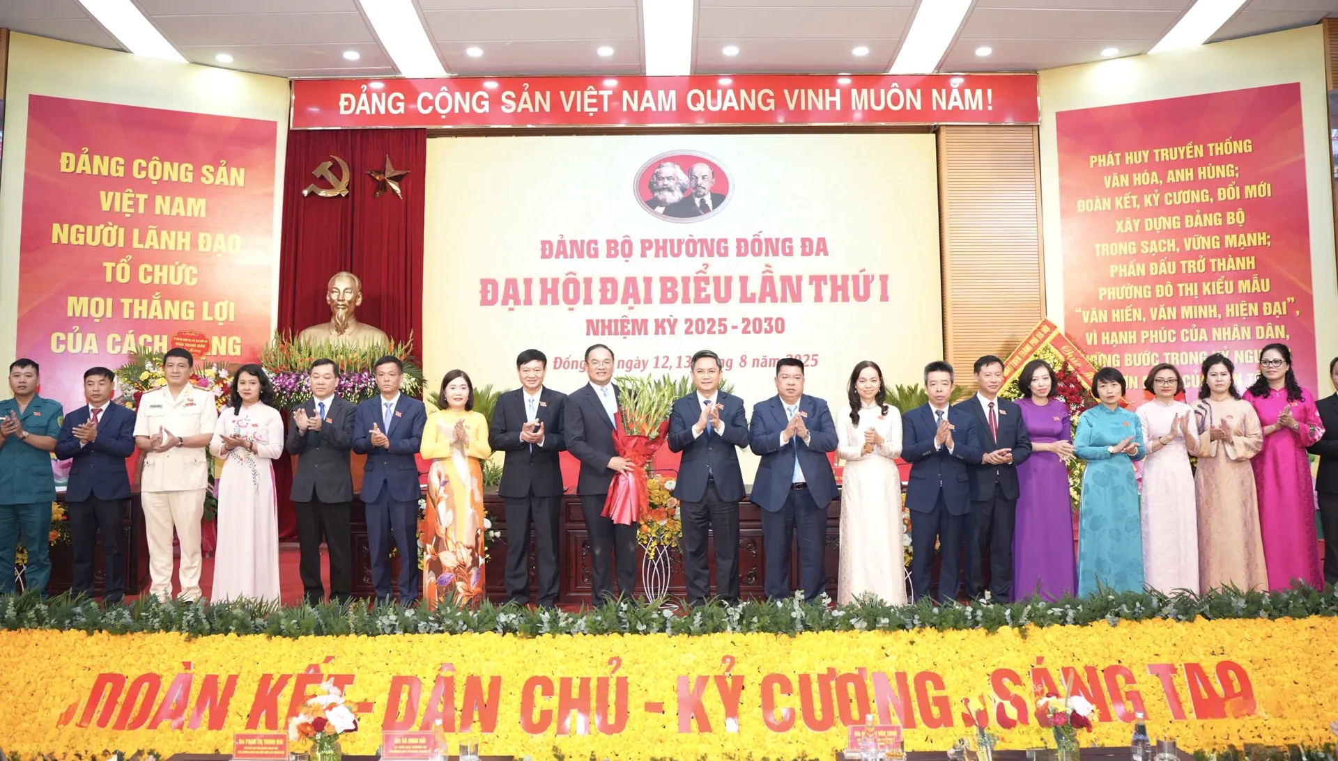 Trưởng ban Tổ chức Thành ủy Hà Minh Hải tặng hoa chúc mừng Ban Chấp hành Đảng bộ phường Đống Đa khóa I, nhiệm kỳ 2025 - 2030.