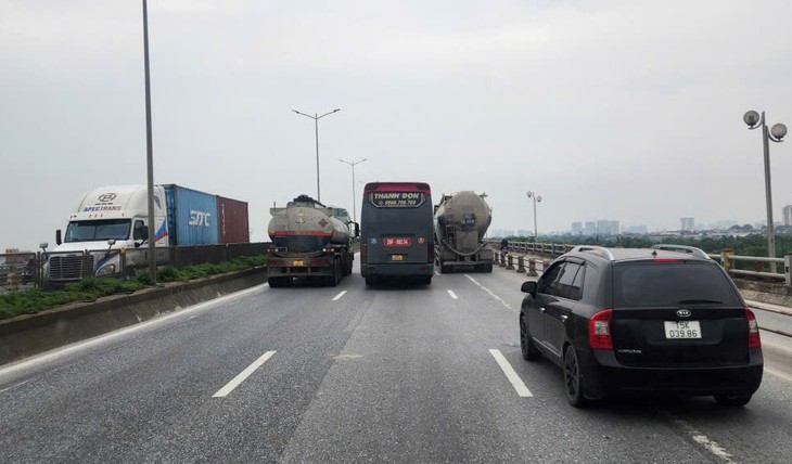 Nhiều xe tải chạy chậm nhưng chiếm dụng làn 1 trên đường khiến nhiều tài xế bất bình vì làm hạn chế năng lực lưu thông của tuyến đường - Ảnh: TUẤN PHÙNG