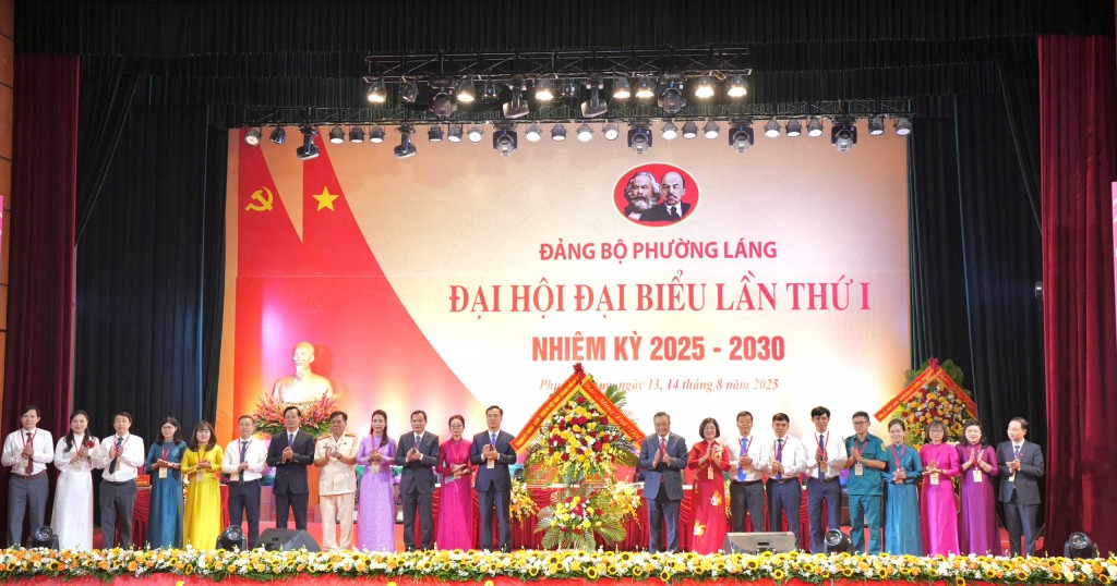 Ủy viên Trung ương Đảng, Phó Bí thư Thành ủy, Chủ tịch UBND TP Hà Nội Trần Sỹ Thanh tặng lẵng hoa chúc mừng Đảng ủy và Nhân dân phường Láng