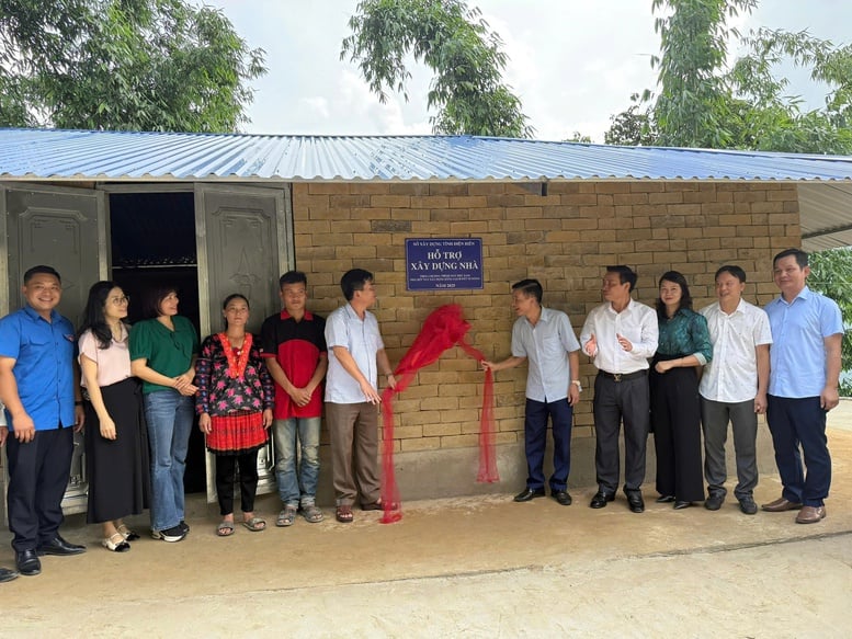 Sở Xây dựng tỉnh Điện Biên tổ chức Lễ bàn giao nhà xây dựng bằng gạch (đất, xi măng) không nung cho hộ gia đình nghèo, có hoàn cảnh khó khăn tại huyện Mường Chà - Ảnh: Sở Xây dựng tỉnh Điện Biên