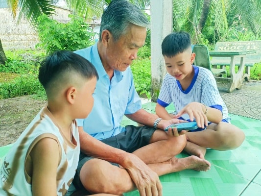 Chỉ cần chiếc điện thoại thông minh và sử dụng vài thao tác là cả không gian số được hiện ra trước mắt