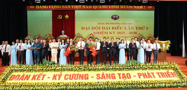 Phó Thủ tướng Lê Thành Long tặng hoa chúc mừng Ban chấp hành Đảng bộ Phường Sầm Sơn - Ảnh: VGP/Đức Tuân