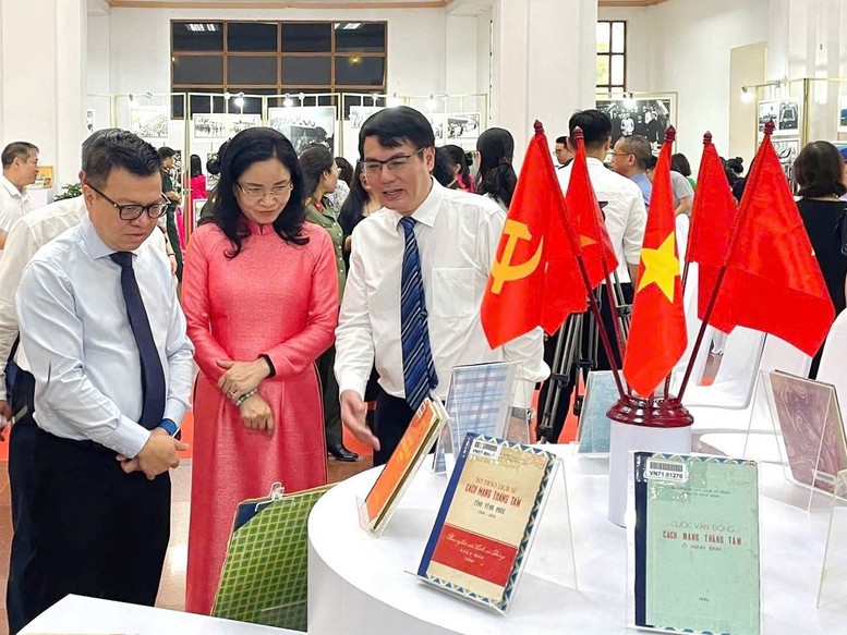 Các đại biểu tham quan triển lãm. Ảnh: VGP/Minh Thư