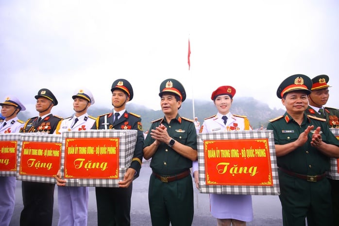Đại tướng Phan Văn Giang tặng quà cho các đơn vị tham gia hợp luyện