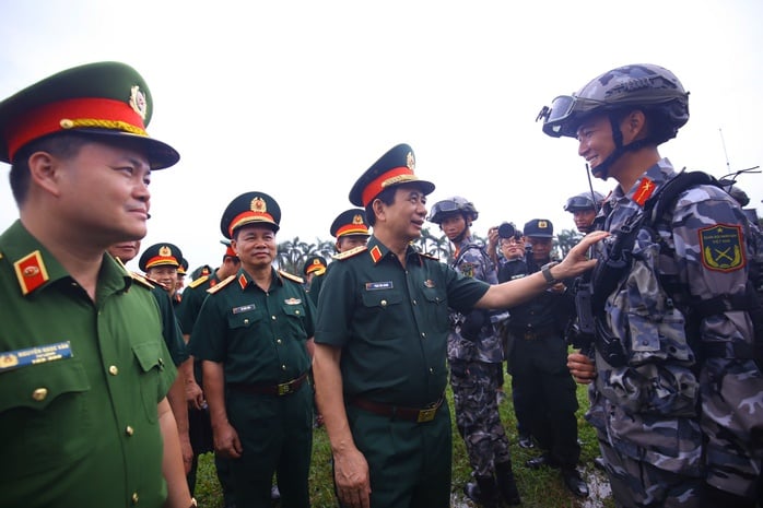 Đại tướng Phan Văn Giang động viên cán bộ, chiến sĩ