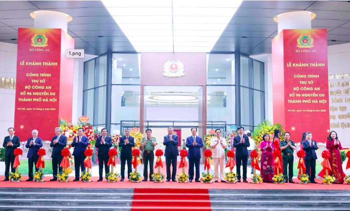Tổng Bí thư Tô Lâm, Bộ trưởng Lương Tam Quang và các đại biểu thực hiện nghi thức cắt băng khánh thành Trụ sở Bộ Công an. Ảnh: Bộ Công an
