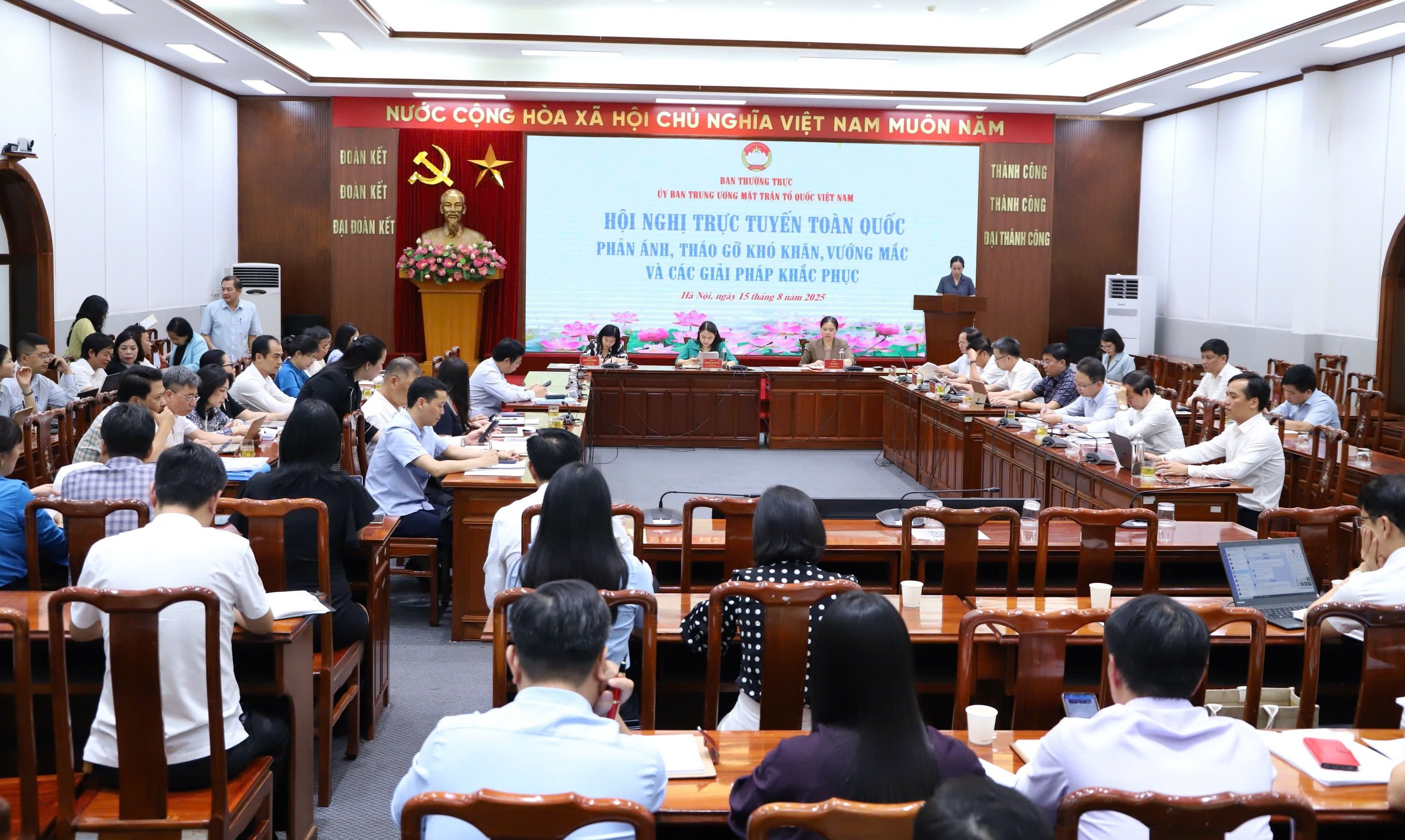 Hội nghị toàn quốc phản ánh, tháo gỡ khó khăn, vướng mắc trong việc sắp xếp, tinh gọn tổ chức bộ máy MTTQ, các tổ chức chính trị - xã hội, các hội quần chúng do Đảng, Nhà nước giao nhiệm vụ (Ảnh: Minh Hiển).