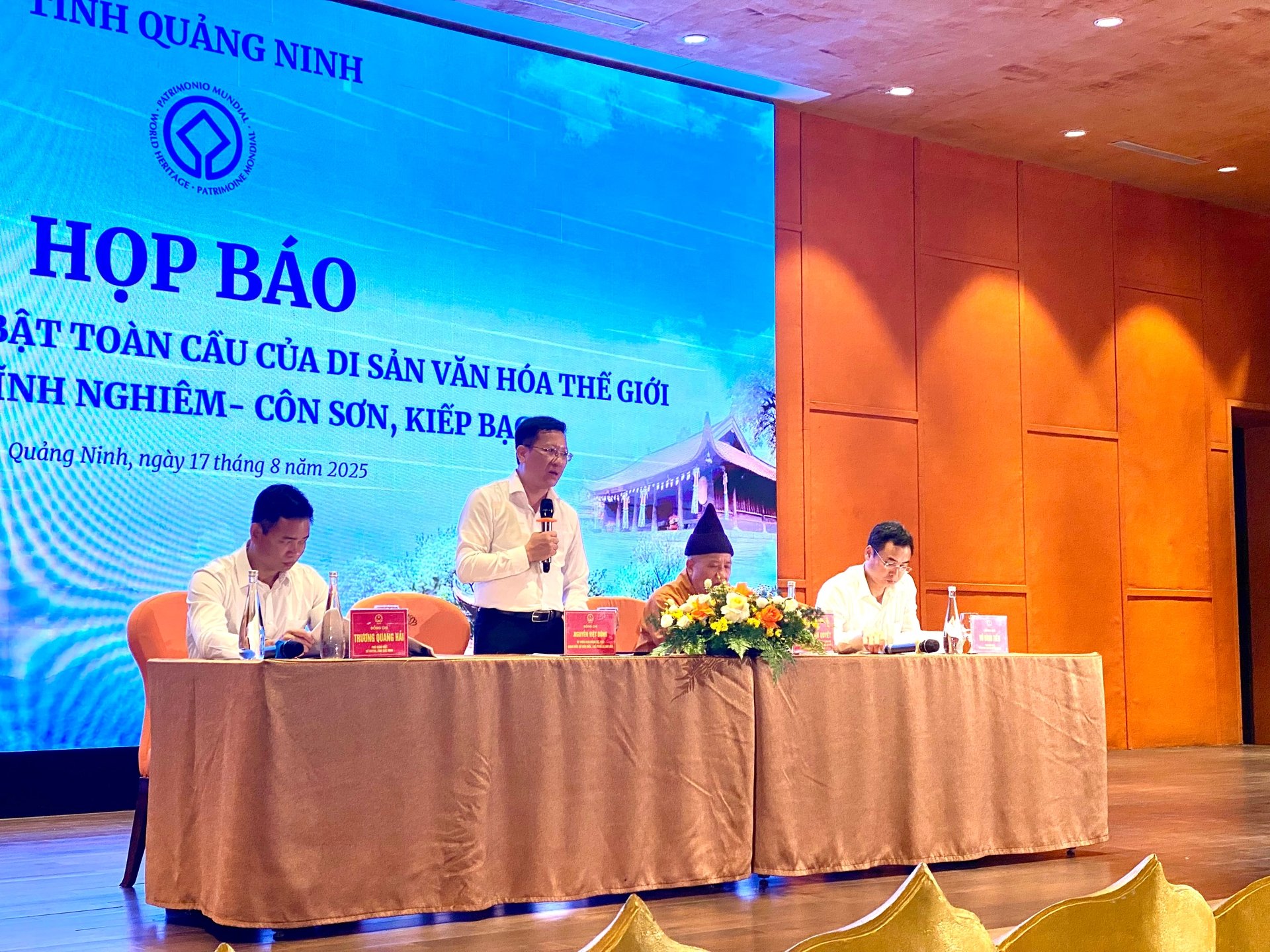 Ông Nguyễn Việt Dũng, Giám đốc Sở VHTTDL tỉnh Quảng Ninh phát biểu tại họp báo chiều 17/8.