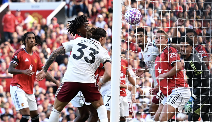 Arsenal mở tỉ số với pha đánh đầu cận thành của Calafiori