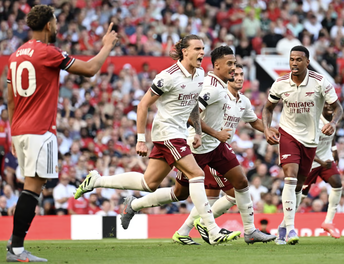 Arsenal giành 3 điểm trọn vẹn ngày ra quân ở Old Trafford