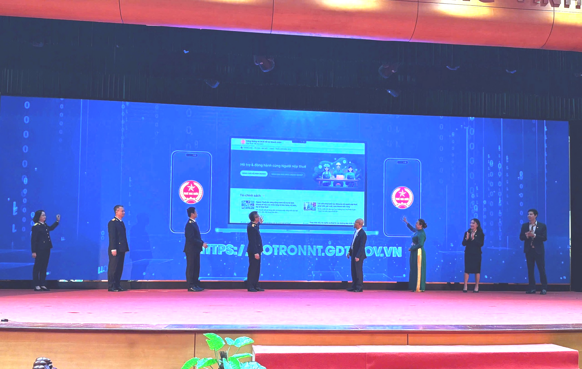 Các đại biểu thực hiện nghi thức bấm nút khai trương Cổng thông tin thuế hỗ trợ doanh nhân