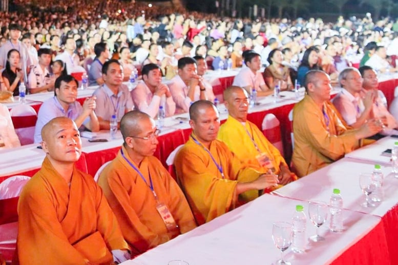 Các đại biểu dự chương trình công bố giá trị nổi bật toàn cầu Quần thể di tích và danh thắng Yên Tử - Vĩnh Nghiêm - Côn Sơn, Kiếp Bạc được UNESCO công nhận là Di sản Văn hóa thế giới - Ảnh: VGP/Nhật Bắc