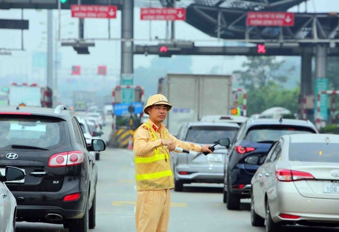 CSGT tiến hành điều tiết giao thông trên cao tốc Pháp Văn - Cầu Giẽ