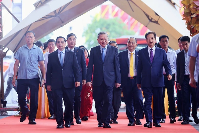 Tổng Bí thư Tô Lâm, Thủ tướng Chính phủ Phạm Minh Chính, nguyên Thủ tướng Chính phủ Nguyễn Tấn Dũng cùng các đại biểu tới dự lễ khởi công, khánh thành 250 công trình - Ảnh: VGP/Nhật Bắc