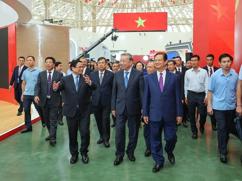 Tổng Bí thư Tô Lâm, Thủ tướng Chính phủ Phạm Minh Chính, nguyên Thủ tướng Chính phủ Nguyễn Tấn Dũng cùng các đại biểu tham quan Trung tâm Triển lãm Việt Nam - Ảnh: VGP/Nhật Bắc