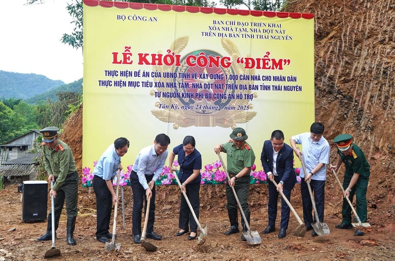 Thiếu tướng Nguyễn Hồng Nguyên, Phó Chánh Văn phòng Bộ Công an và đại diện đơn vị chức năng trực thuộc Bộ và lãnh đạo Công an tỉnh Thái Nguyên khởi công điểm xóa nhà tạm, nhà dột nát thuộc Đề án 245 ngày 24/7/2025 - Ảnh: Công an tỉnh Thái Nguyên