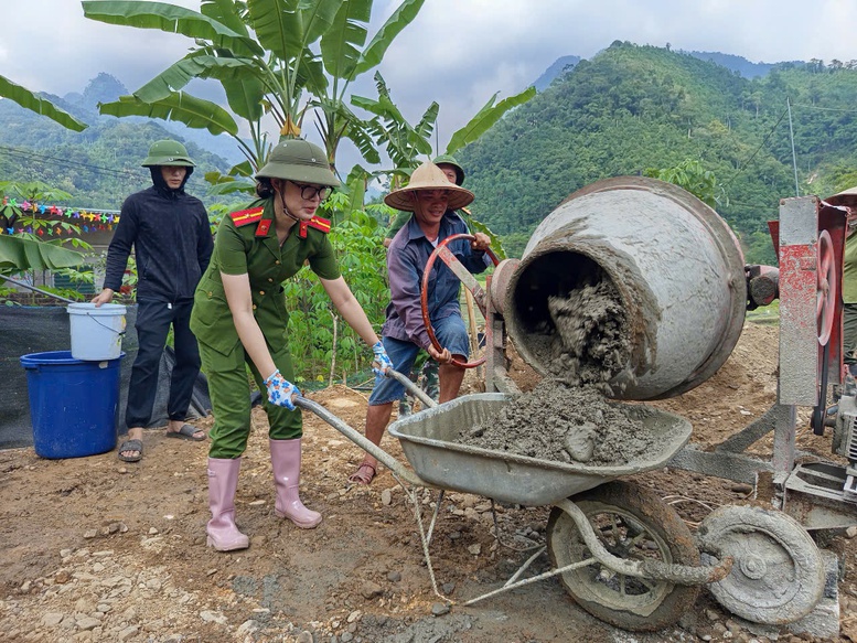 Công an xã Bạch Thông chung tay giúp sức làm nhà cho gia đình cựu chiến binh Lý Đức Hôn - Ảnh: Công an tỉnh Thái Nguyên