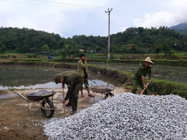 Công an tỉnh tỉnh Thái Nguyên huy động cán bộ, chiến sỹ am hiểu kỹ thuật làm mộc, xây dựng; lực lượng khác thì tham gia vận chuyển vật liệu để dựng nhà giúp dân - Ảnh: Công an tỉnh Thái Nguyên