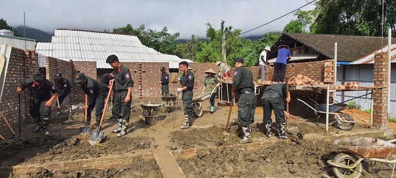 Cán bô, chiến sỹ thuộc Trung đoàn Cảnh sát Cơ động Đông Bắc (Bộ Tư lệnh cánh sát Cơ động) hỗ trợ xóa nhà tạm, nhà dột nát ở Thái Nguyên - Ảnh: Công an tỉnh Thái Nguyên