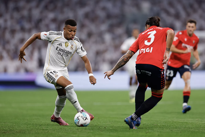 Juan Cruz (3) phải phạm lỗi để ngăn Kylian Mbappe...