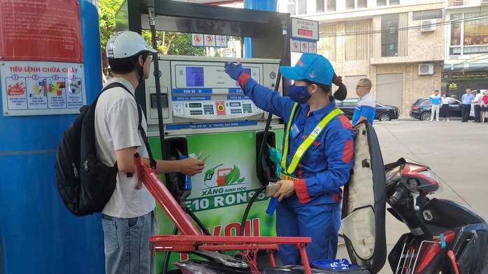 Một số cửa hàng bắt đầu bán thí điểm xăng E10 từ 1-8-2025