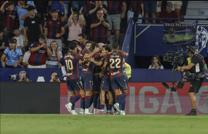Đội chủ sân Ciutat Valencia dẫn 2-0 trước giờ nghỉ