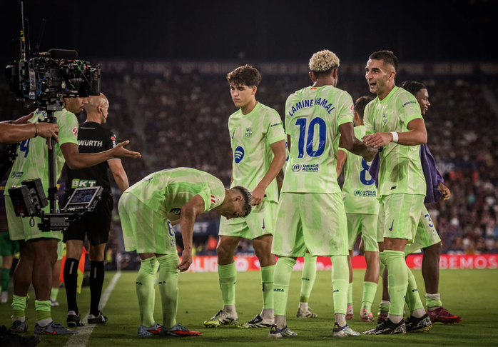 Barcelona ngược dòng thành công trước Levante