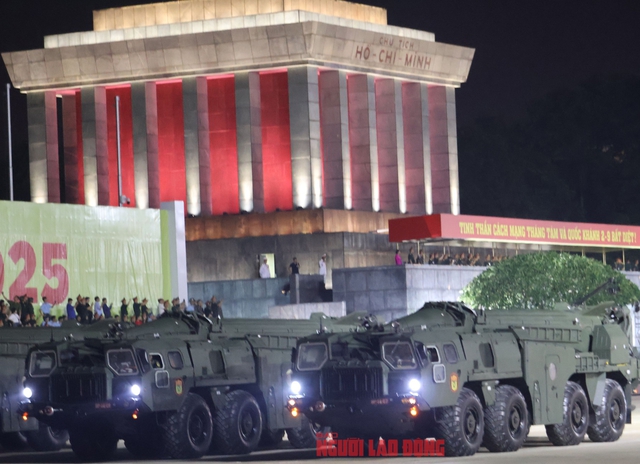 Hệ thống tên lửa Scud-B là biểu tượng cho sức mạnh răn đe tầm xa của Pháo binh - Tên lửa Việt Nam và hiện là hệ thống tên lửa đạn đạo duy nhất tại Đông Nam Á tại Quảng trường Ba Đình tại tổng hợp luyện tối 21-8. Ảnh: Văn Duẩn