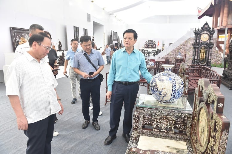 Phó Thủ tướng tham quan gian trưng bày sản phẩm thủ công mỹ nghệ của TP. Hà Nội.