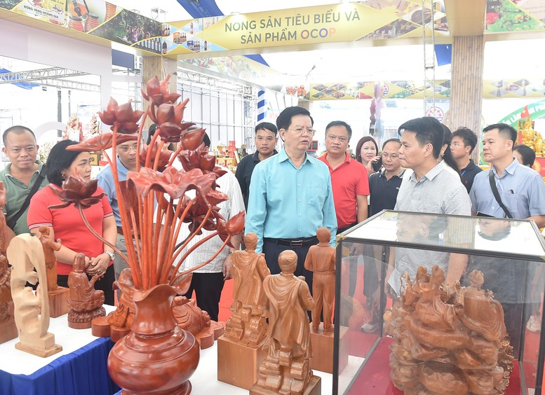 Phó Thủ tướng tham quan gian trưng bày của TP. Hải Phòng