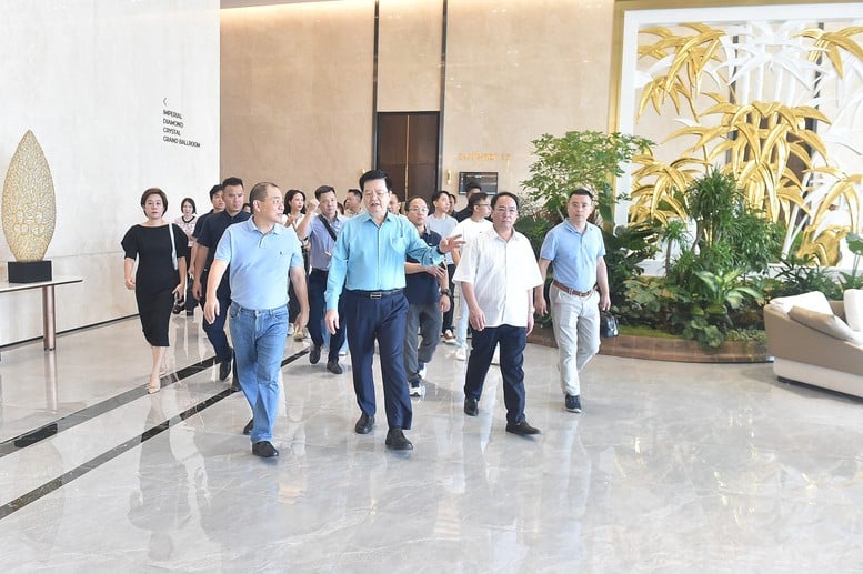 Phó Thủ tướng trao đổi với Chủ tịch Tập đoàn VinGroup Phạm Nhật Vượng khi tham quan khu nhà tổ chức hội nghị, hội thảo tại Triển lãm - Ảnh: VGP/Giang Thanh