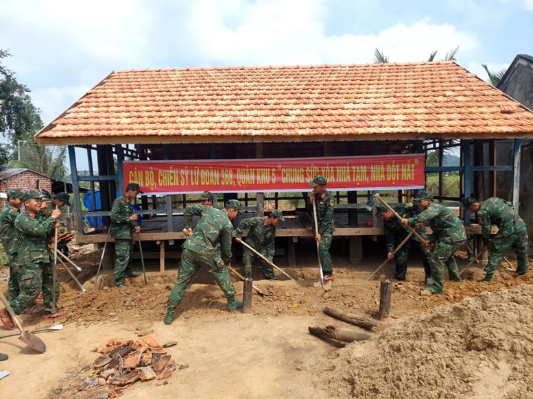 Lữ đoàn Pháo binh 368 (Quân khu 5) phối hợp cấp ủy, chính quyền các địa phương tỉnh Gia Lai xây mới, sửa chữa được 45 căn nhà tặng các gia đình chính sách, hộ nghèo, hộ cận nghèo - Ảnh: Quân đội Nhân dân