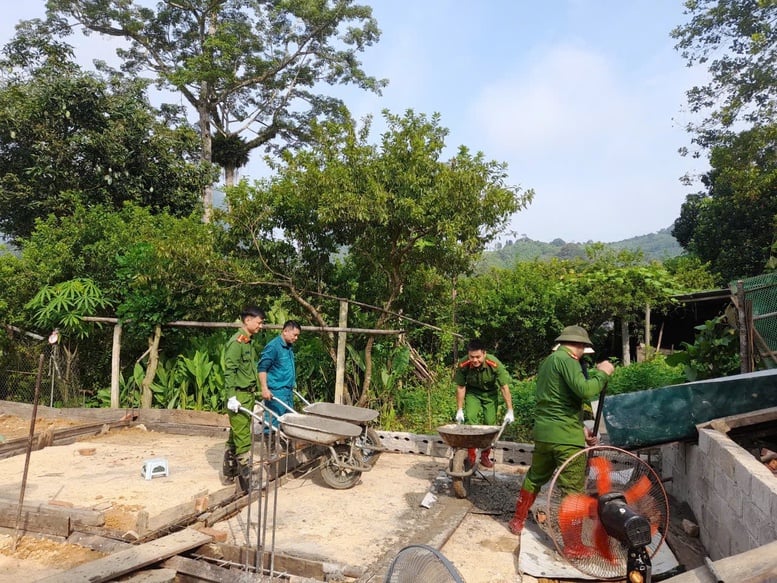 Công an tỉnh Thái Nguyên tham gia tích cực thực hiện các hạng mục hỗ trợ Nhân dân chuẩn bị mặt bằng xây dựng nhà mới - Ảnh: VGP