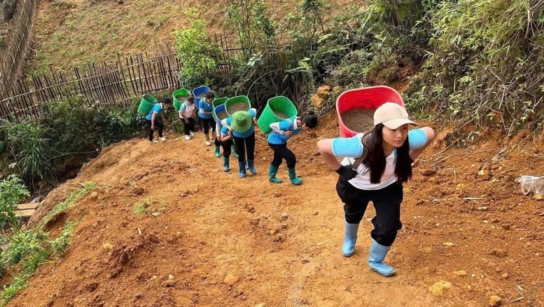 Hội viên phụ nữ tỉnh Lào Cai góp ngày công, địu cát vượt đường núi hỗ trợ xây nhà mới ở địa bàn vùng cao, giao thông khó khăn