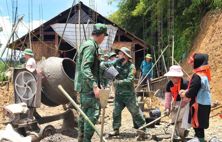 Bộ đội Biên phòng tỉnh Lai Châu đã cử hàng trăm lượt cán bộ, chiến sĩ trực tiếp xuống địa bàn để giúp người dân xây dựng, sửa chữa nhà. Ảnh: TTXVN