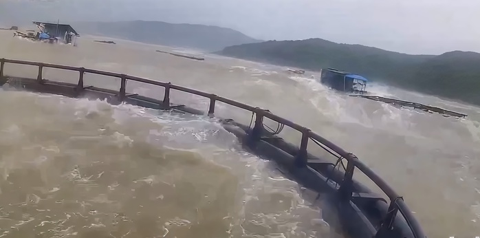 Hình cảnh các lồng cá trên vùng biển Hòn La bị sóng đánh trôi