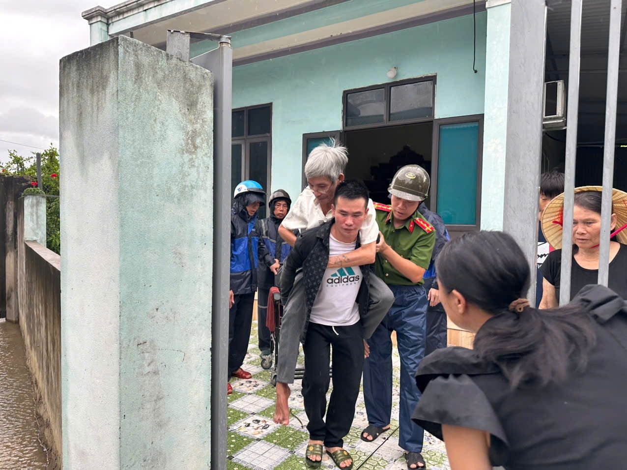 Công an phường Nghi Sơn hỗ trợ bà con đến nơi an toàn