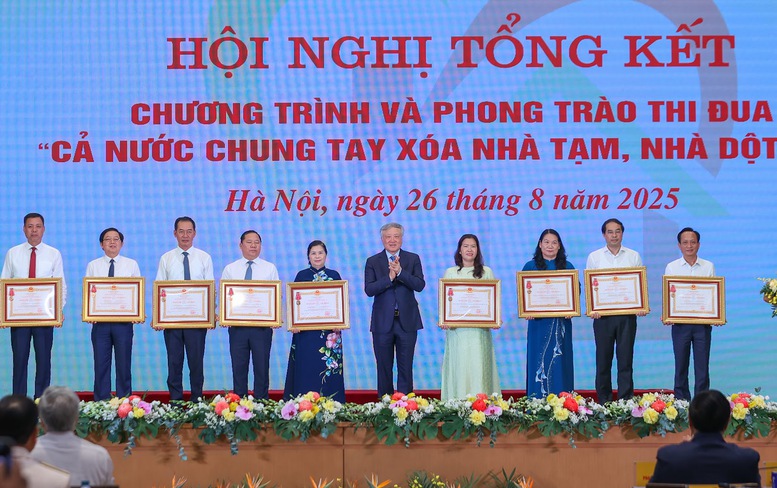 Phó Thủ tướng Thường trực Chính phủ Nguyễn Hòa Bình trao Huân chương Lao động hạng Ba cho các tập thể có thành tích xuất sắc thực hiện Chương trình và Phong trào thi đua 'Cả nước chung tay xóa nhà tạm, nhà dột nát trong năm 2025' - Ảnh: VGP/Nhật Bắc