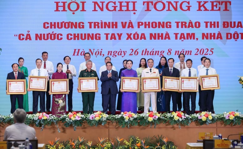 Thủ tướng trao Huân chương Lao động hạng Ba cho các tập thể có thành tích xuất sắc thực hiện Chương trình và Phong trào thi đua 'Cả nước chung tay xóa nhà tạm, nhà dột nát trong năm 2025' - Ảnh: VGP/Nhật Bắc