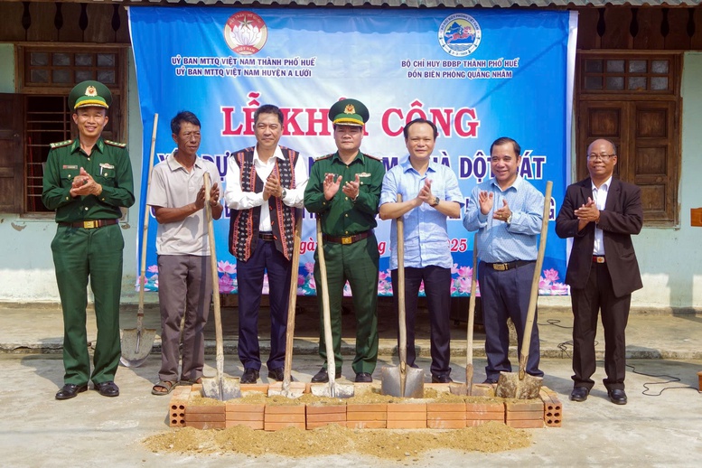 Lực lượng Biên phòng TP. Huế hỗ trợ xóa nhà tạm, nhà dột nát trên địa bàn A Lưới - Ảnh: VGP/Nhật Anh