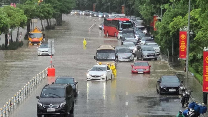 Hôm qua, Hà Nội mưa to đến rất to nên xảy ra tình trạng ngập lụt ở nhiều tuyến đường