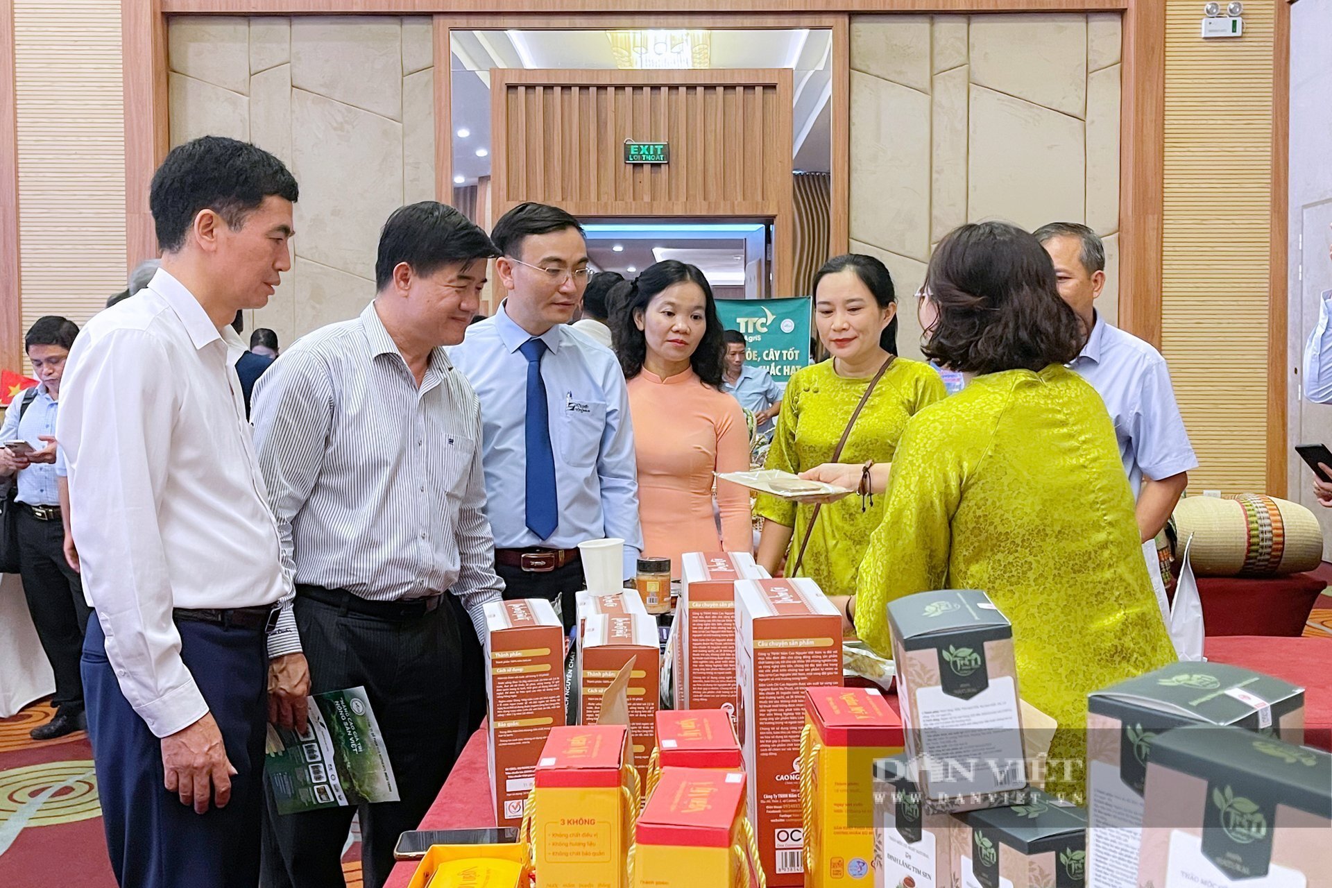 Phó Chủ tịch UBND tỉnh Đắk Lắk Nguyễn Thiên Văn (thứ 2 bên trái ảnh qua) cùng ông Hoàng Văn Hồng (bên trái ảnh), Phó Giám đốc Trung tâm Khuyến nông Quốc gia và các đại biểu tham quan các sản phẩm các gian hàng trưng bày sản phẩm OCOP của tỉnh Đắk Lắk.