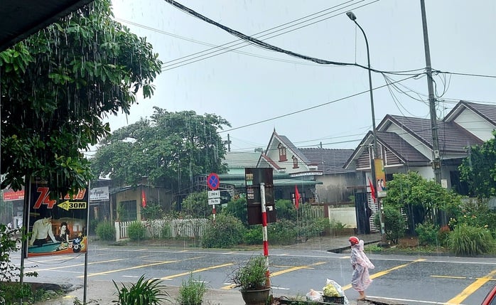 Nhiều nơi ở tỉnh Quảng Trị mưa trắng trời, bầu trời tối sầm